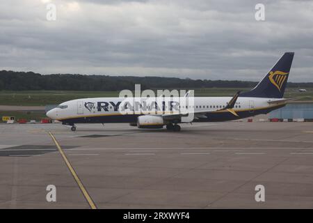 Koeln Themenfoto: Urlaub, Flugreise, Flugzeug, Ryanair, Koeln-Bonn, 26.09.2023 Eine Boeing 737 8AS der Fluggesellschaft Ryanair auf dem Rollfeld des Flughafen Koeln-Bonn Themenfoto: Urlaub, Flugreise, Flugzeug, Ryanair, Koeln-Bonn, 26.09.2023 *** Koeln foto tema vacanza, viaggi aerei, aereo, Ryanair, Koeln Bonn, 26 09 2023 Un Boeing 737 8AS della compagnia aerea Ryanair sulla pista dell'aeroporto di Koeln Bonn foto tema vacanza, viaggi aerei, aereo, Ryanair, Koeln Bonn, 26 09 2023 Copyright: xAugstx/xEibner-Pressefotox EP jat Foto Stock