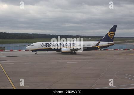 Koeln Themenfoto: Urlaub, Flugreise, Flugzeug, Ryanair, Koeln-Bonn, 26.09.2023 Eine Boeing 737 8AS der Fluggesellschaft Ryanair auf dem Rollfeld des Flughafen Koeln-Bonn Themenfoto: Urlaub, Flugreise, Flugzeug, Ryanair, Koeln-Bonn, 26.09.2023 *** Koeln foto tema vacanza, viaggi aerei, aereo, Ryanair, Koeln Bonn, 26 09 2023 Un Boeing 737 8AS della compagnia aerea Ryanair sulla pista dell'aeroporto di Koeln Bonn foto tema vacanza, viaggi aerei, aereo, Ryanair, Koeln Bonn, 26 09 2023 Copyright: xAugstx/xEibner-Pressefotox EP jat Foto Stock