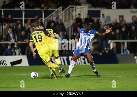 Josh Umerah dell'Hartlepool si è Unito in azione con Richard Stearman dei Solihull Moors e Jamey Osborne durante la partita della Vanarama National League tra Hartlepool United e Solihull Moors al Victoria Park di Hartlepool martedì 26 settembre 2023. (Foto: Mark Fletcher | notizie mi) Foto Stock