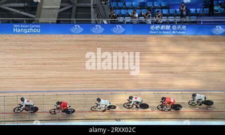 (230927) -- HANGZHOU, 27 settembre 2023 (Xinhua) -- gli atleti competono durante la finale di Keirin femminile su pista ciclabile ai 19esimi Giochi asiatici di Hangzhou, nella provincia dello Zhejiang della Cina orientale, 27 settembre 2023. (Xinhua/Hu Huhu) Foto Stock