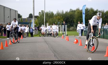 Il ministro fiammingo dell'istruzione e del benessere degli animali e dello sport Ben Weyts e il belga Lotte Kopecky, illustrati nel corso di un evento per celebrare l'inizio della campagna "VIP2024" dell'agenzia sportiva fiamminga Sport Vlaanderen, in previsione dei Giochi olimpici di Parigi, mercoledì 27 settembre 2023 presso la scuola elementare GBS De Waterleest di Eppegem, Zemst. Ambasciatori del progetto sono i migliori atleti fiamminghi, che stanno sfidando la popolazione a prepararsi in modo sportivo ai Giochi olimpici e paraolimpici. Le scuole, le aziende, i club sportivi e le autorità locali fiamminghe dovranno completare tre OL Foto Stock