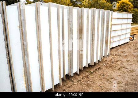 Costruzione di case con telaio in legno realizzate con pannelli isolati strutturali SIP. Scheda per trefoli orientata OSB, polistirene espanso EPS. Energia-effica Foto Stock