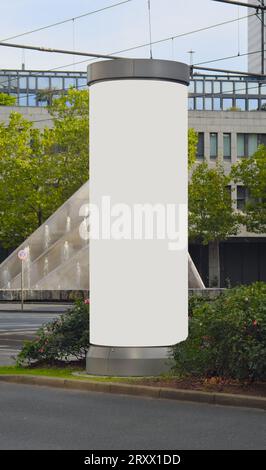 Pilastro pubblicitario vuoto in una città con spazio libero grigio per le copie, mock-up promozionale. Pannello pubblicitario vuoto Foto Stock