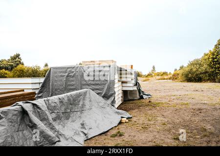 Costruzione di case con telaio in legno realizzate con pannelli isolati strutturali SIP. Scheda per trefoli orientata OSB, polistirene espanso EPS. Energia-effica Foto Stock