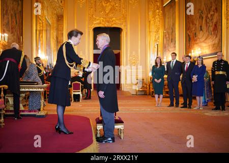 Sir Peter Lewis, recentemente cancelliere, Tribunale penale internazionale, l'Aia, Paesi Bassi, è nominato Cavaliere Comandante dell'ordine di San Michele e San Giorgio dalla Principessa reale al Castello di Windsor, Berkshire. L'onore riconosce i servizi prestati alla Corte penale internazionale e alla giustizia penale internazionale. Data foto: Mercoledì 27 settembre 2023. Foto Stock