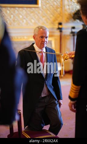 Sir Peter Lewis, recentemente cancelliere, Tribunale penale internazionale, l'Aia, Paesi Bassi, è nominato Cavaliere Comandante dell'ordine di San Michele e San Giorgio dalla Principessa reale al Castello di Windsor, Berkshire. L'onore riconosce i servizi prestati alla Corte penale internazionale e alla giustizia penale internazionale. Data foto: Mercoledì 27 settembre 2023. Foto Stock