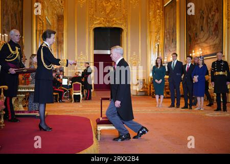 Sir Peter Lewis, recentemente cancelliere, Tribunale penale internazionale, l'Aia, Paesi Bassi, è nominato Cavaliere Comandante dell'ordine di San Michele e San Giorgio dalla Principessa reale al Castello di Windsor, Berkshire. L'onore riconosce i servizi prestati alla Corte penale internazionale e alla giustizia penale internazionale. Data foto: Mercoledì 27 settembre 2023. Foto Stock