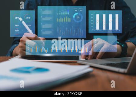 Analisi aziendale e sistema di gestione dei dati dati finanziari KPI dashboard profitti su schermo virtuale. lavorare con la gestione finanziaria dei big data Foto Stock