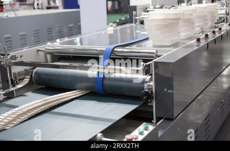 Produzione di incollatrice automatica per cartoni o imballaggi. Settore della stampa Foto Stock