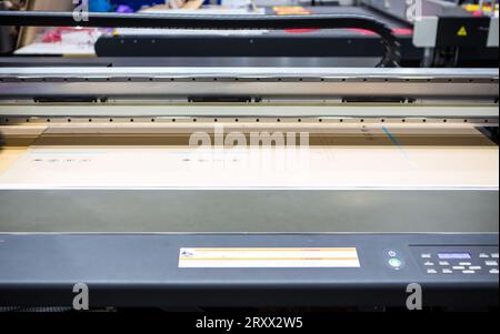 Stampante a getto d'inchiostro LED UV a superficie piana. Stampa di imballaggi in cartone. Foto Stock
