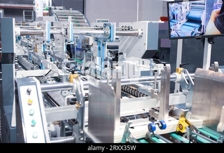 Produzione di incollatrice automatica per cartoni o imballaggi. Settore della stampa Foto Stock