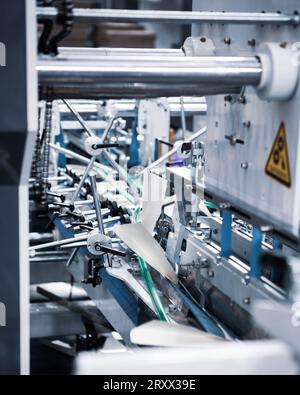 Produzione di incollatrice automatica per cartoni o imballaggi. Settore della stampa Foto Stock