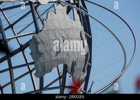 Primo piano dell'iconica Unisphere che mostra il continente australiano nel Flushing Meadows Corona Park nel Queens, New York, USA. Foto Stock