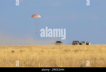 Zhezkazgan, Kazakistan. 27 settembre 2023. La navicella spaziale russa Soyuz MS-23 che trasporta l'equipaggio della Expedition 69 torna sulla terra dopo il rientro dallo spazio, il 27 settembre 2023, a Zhezkazgan, Kazakistan. I cosmonauti Roscosmos Sergey Prokopyev, Dmitri Petelin e l'astronauta della NASA Frank Rubio sono tornati dopo 371 giorni a bordo della stazione spaziale Internazionale. Credito: Bill Ingalls/NASA/Alamy Live News Foto Stock