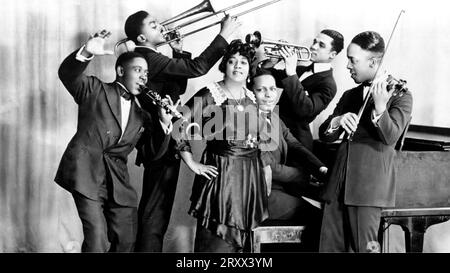 MAMIE SMITH E I SUOI JAZZ HOUNDS NEL 1920. Mamie Smith (1891-1946) cantante jazz e blues americana Foto Stock