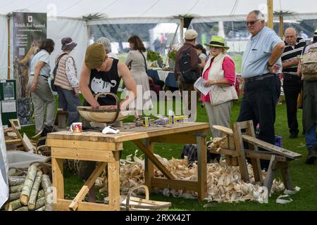 Uomo che mostra l'artigianato per la produzione di trug (artigiano specializzato nella lavorazione del legno) - Woodland Skills Centre, RHS Flower Show Tatton Park 2023, Cheshire Inghilterra Regno Unito. Foto Stock