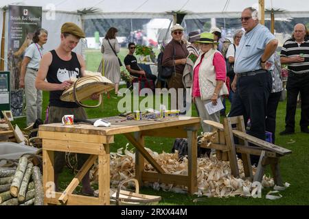 Uomo che mostra l'artigianato per la produzione di trug (artigiano specializzato nella lavorazione del legno) - Woodland Skills Centre, RHS Flower Show Tatton Park 2023, Cheshire Inghilterra Regno Unito. Foto Stock