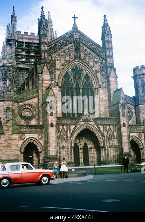 Fronte ovest chiesa della cattedrale di Hereford, Hereford, Herefordshire, Inghilterra, Regno Unito 1967 auto Hillman Minx serie III Foto Stock