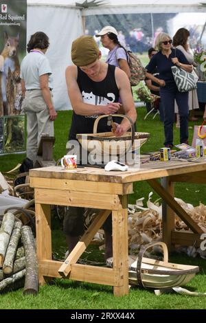 Uomini che dimostrano di aver realizzato la produzione di trug alle persone (lavorazioni in legno esperte) - Woodland Skills Centre, RHS Flower Show Tatton Park 2023, Cheshire Inghilterra Regno Unito. Foto Stock