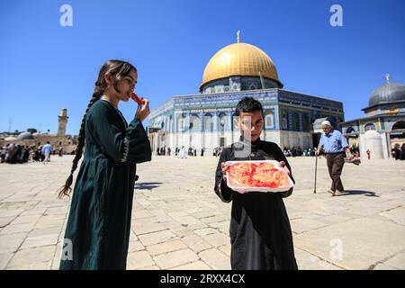 Un ragazzo palestinese mostra il suo dono durante la riunione per commemorare la nascita del profeta Maometto, noto in arabo come "Mawlid al-Nabawi", all'esterno della Cupola della roccia nel complesso della moschea di al-Aqsa, il terzo luogo più sacro dell'Islam, nella città vecchia di Gerusalemme. Foto Stock