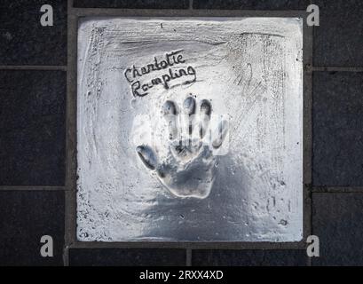 L'impronta della mano della famosa attrice britannica Charlotte Rampling è ambientata nel marciapiede dell'Allée des Étoiles (Avenue of the Stars) a Cannes, in Francia. Foto Stock