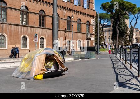 Roma, Italia - 13 marzo 2023: Tenda di un senzatetto nel centro della città di Roma *** Zelt von einem Obdachlosen Mitten in der Stadt Rom in Italien Foto Stock