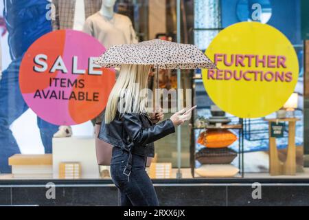 Preston Lancashire, Regno Unito Meteo. 27 settembre 2023. Negozi, amanti dello shopping in una giornata di pioggia nel centro della città. Credit MediaWorldImages/AlamyLiveNews Foto Stock