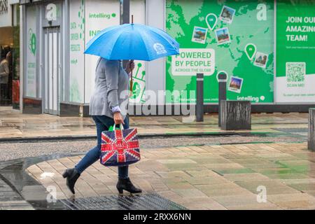 Preston Lancashire, Regno Unito Meteo. 27 settembre 2023. Negozi, amanti dello shopping in una giornata di pioggia nel centro della città. Credit MediaWorldImages/AlamyLiveNews Foto Stock