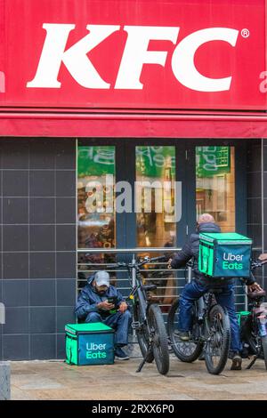 Preston Lancahsire, Regno Unito Meteo. 27 settembre 2023. Negozi di alimentari KFC, Uber mangia la consegna in un giorno di pioggia nel centro della città. Credit MediaWorldImages/AlamyLiveNews Foto Stock