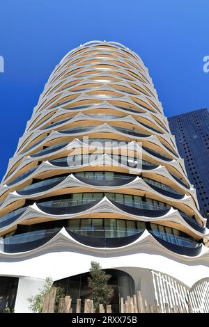 961 facciata bianca curva di una torre residenziale sul lungomare di Newquay Central Park, sobborgo di Docklands. Melbourne-Australia. Foto Stock