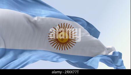Primo piano della bandiera nazionale argentina che sventola in una giornata limpida. Tre bande orizzontali blu e bianche uguali con il Sole di maggio al centro. illustrazione 3d. Foto Stock