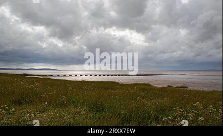 L'estuario del Severn a Severn Beach, Gloucestershire, Regno Unito, si affaccia sul Galles del Sud in una giornata nuvolosa Foto Stock