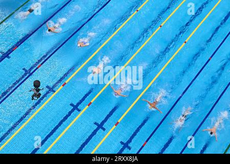 (230927) -- HANGZHOU, 27 settembre 2023 (Xinhua) -- i giocatori competono durante la finale maschile di nuoto dei 100m ai 19esimi Giochi asiatici di Hangzhou, nella provincia dello Zhejiang della Cina orientale, 27 settembre 2023. (Xinhua/Xia Yifang) Foto Stock