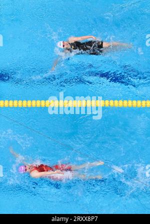 (230927) -- HANGZHOU, 27 settembre 2023 (Xinhua) -- i giocatori competono durante la finale femminile di nuoto a 100 m ai XIX Giochi asiatici di Hangzhou, nella provincia dello Zhejiang della Cina orientale, 27 settembre 2023. (Xinhua/Xia Yifang) Foto Stock