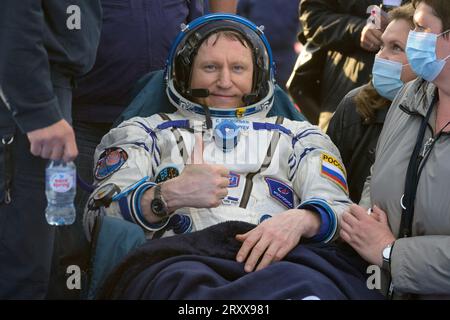 Expedition 69 Roscosmos cosmonauta Sergey Prokopyev è visto fuori dalla navicella spaziale Sojuz MS-23 dopo essere atterrato con il cosmonauta Roscosmos Dmitri Petelin e l'astronauta della NASA Frank Rubio in una zona remota vicino alla città di Zhezkazgan, Kazakistan, mercoledì 27 settembre 2023. Il trio sta tornando sulla Terra dopo aver registrato 371 giorni nello spazio come membri delle Expeditions 68-69 a bordo della stazione spaziale Internazionale. Per Rubio, la sua missione è il volo spaziale singolo più lungo della storia di un astronauta statunitense. Foto NASA di Bill Ingalls/UPI Foto Stock