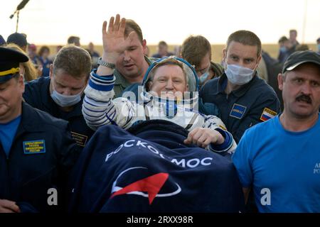 Expedition 69 il cosmonauta Roscosmos Sergey Prokopyev viene portato in una tenda medica poco dopo che lui, l'astronauta della NASA Frank Rubio e il cosmonauta Roscosmos Dmitri Petelin sono atterrati nella loro navicella Soyuz MS-23 vicino alla città di Zhezkazgan, Kazakistan, mercoledì 27 settembre 2023. Il trio sta tornando sulla Terra dopo aver registrato 371 giorni nello spazio come membri delle Expeditions 68-69 a bordo della stazione spaziale Internazionale. Per Rubio, la sua missione è il volo spaziale singolo più lungo della storia di un astronauta statunitense. Foto NASA di Bill Ingalls/UPI Foto Stock