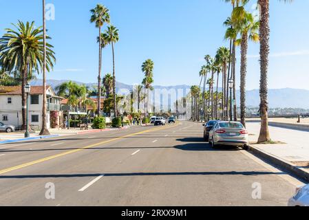 Strada fiancheggiata da palme lungo la spiaggia di Santa Barbara in una chiara mattinata autunnale Foto Stock