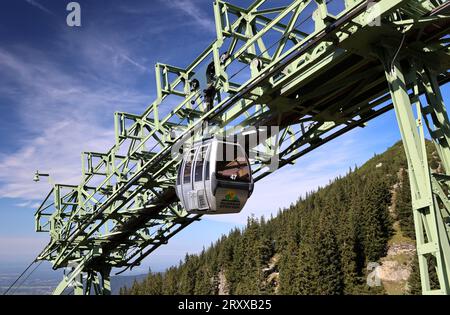 Wallberg, Bayern, Deutschland 27. Settembre 2023: Hier der Blick auf eine Stütze an der Bergstation der Wallbergbahn, Aufstiegshilfe, Seilbahn, Gondel, Kabine, trasporti *** Wallberg, Baviera, Germania 27 settembre 2023 qui la vista di un sostegno alla stazione a monte della Wallbergbahn, ascensore, funivia, cabinovia, cabina, trasporto Foto Stock