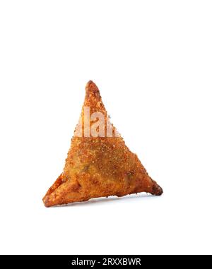 Samoosa croccante su sfondo bianco Foto Stock