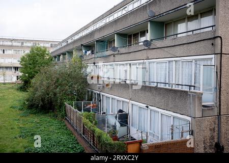 Un paesaggio urbano a sud di Londra di case da demolire nella tenuta di Aylesbury a Southwark, il 27 settembre 2023, a Londra, in Inghilterra. Southwark dice che stanno costruendo più di 4.200 nuove case nella tenuta di Aylesbury. Ciò include più di 1.600 case in affitto sociale; 581 delle quali saranno nuove case del consiglio. Molti residenti sono stati tuttavia contrari ad essere trasferiti per la gentrificazione dell'area. Lamentele relative a manutenzione e sicurezza inadeguate, continuavano a ritenere che questi problemi potessero essere affrontati con interventi di ristrutturazione e maggiori investimenti. Foto Stock