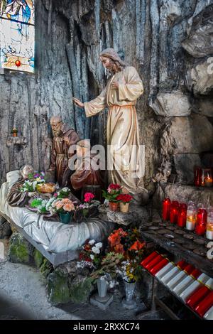 Sculture nella Grotta di Sant'Antonio da Padova, luogo di pellegrinaggio nel villaggio di Crupet, Assesse, provincia di Namur, Ardenne belghe, Vallonia, Belgio Foto Stock