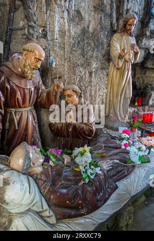 Sculture nella Grotta di Sant'Antonio da Padova, luogo di pellegrinaggio nel villaggio di Crupet, Assesse, provincia di Namur, Ardenne belghe, Vallonia, Belgio Foto Stock