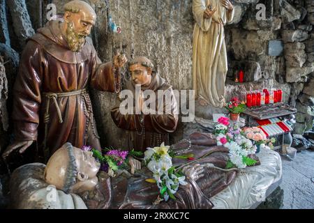 Sculture nella Grotta di Sant'Antonio da Padova, luogo di pellegrinaggio nel villaggio di Crupet, Assesse, provincia di Namur, Ardenne belghe, Vallonia, Belgio Foto Stock