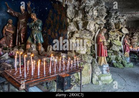 Sculture nella Grotta di Sant'Antonio da Padova, luogo di pellegrinaggio nel villaggio di Crupet, Assesse, provincia di Namur, Ardenne belghe, Vallonia, Belgio Foto Stock