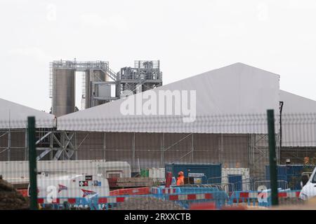 Harefield, London Brough di Hillingdon, Regno Unito. 27 settembre 2023. Un impianto di trattamento delle acque HS2 a Harefield, nel borgo londinese di Hillingdon. In questo caso, si dice che HS2 stia lavando il guscio dei tunnel HS2 Ruislip e Northolt per eliminare tutte le sostanze chimiche. Il macello trattato viene quindi distribuito su terreni agricoli vicini, che gli ambientalisti ritengono ora non adatti alla coltivazione delle colture a causa dei contaminanti associati. Negli ultimi giorni ci sono state molte speculazioni sul fatto che il primo ministro Rishi Sunak dovrebbe annunciare la cancellazione della ferrovia ad alta velocità HS2 Norther Foto Stock