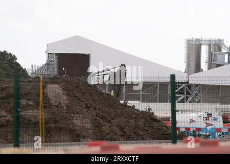 Harefield, London Brough di Hillingdon, Regno Unito. 27 settembre 2023. Un impianto di trattamento delle acque HS2 a Harefield, nel borgo londinese di Hillingdon. In questo caso, si dice che HS2 stia lavando il guscio dei tunnel HS2 Ruislip e Northolt per eliminare tutte le sostanze chimiche. Il macello trattato viene quindi distribuito su terreni agricoli vicini, che gli ambientalisti ritengono ora non adatti alla coltivazione delle colture a causa dei contaminanti associati. Negli ultimi giorni ci sono state molte speculazioni sul fatto che il primo ministro Rishi Sunak dovrebbe annunciare la cancellazione della ferrovia ad alta velocità HS2 Norther Foto Stock