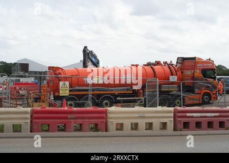 Harefield, London Brough di Hillingdon, Regno Unito. 27 settembre 2023. Un impianto di trattamento delle acque HS2 a Harefield, nel borgo londinese di Hillingdon. In questo caso, si dice che HS2 stia lavando il guscio dei tunnel HS2 Ruislip e Northolt per eliminare tutte le sostanze chimiche. Il macello trattato viene quindi distribuito su terreni agricoli vicini, che gli ambientalisti ritengono ora non adatti alla coltivazione delle colture a causa dei contaminanti associati. Negli ultimi giorni ci sono state molte speculazioni sul fatto che il primo ministro Rishi Sunak dovrebbe annunciare la cancellazione della ferrovia ad alta velocità HS2 Norther Foto Stock