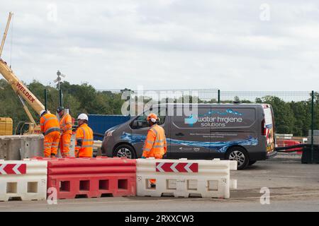 Harefield, London Brough di Hillingdon, Regno Unito. 27 settembre 2023. Un impianto di trattamento delle acque HS2 a Harefield, nel borgo londinese di Hillingdon. In questo caso, si dice che HS2 stia lavando il guscio dei tunnel HS2 Ruislip e Northolt per eliminare tutte le sostanze chimiche. Il macello trattato viene quindi distribuito su terreni agricoli vicini, che gli ambientalisti ritengono ora non adatti alla coltivazione delle colture a causa dei contaminanti associati. Negli ultimi giorni ci sono state molte speculazioni sul fatto che il primo ministro Rishi Sunak dovrebbe annunciare la cancellazione della ferrovia ad alta velocità HS2 Norther Foto Stock