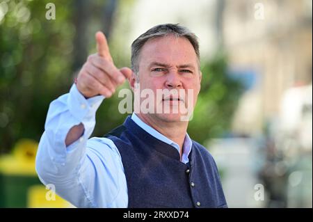 Vienna, Austria. 27 settembre 2023. Andreas Babler (SPÖ) nel suo tour di ritorno nella piazza del Municipio di Vienna Foto Stock