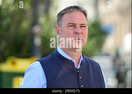 Vienna, Austria. 27 settembre 2023. Andreas Babler (SPÖ) nel suo tour di ritorno nella piazza del Municipio di Vienna Foto Stock